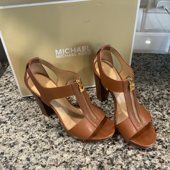 MICHAEL Michael Kors Berkley Luggage/Brown Mid Platform T-Strap Sandals Size 7M - Picture 1 of 12